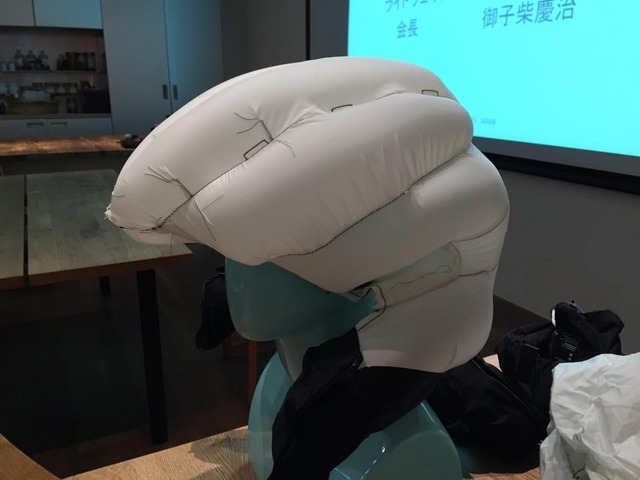 日本ではライトウェイプロダクツジャパンが取り扱う、自転車用エアバッグ「ホーブディング」。これも1つの解となる