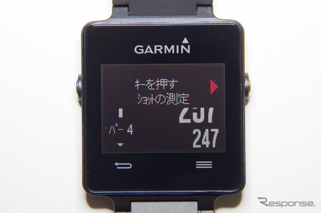 アクティビティのゴルフは事前にゴルフコースのデータをダウンロードしてから使用する。現在地からグリーンまでの距離を表示したり、グリーンに近づくとスコアページを表示するといったことができる。