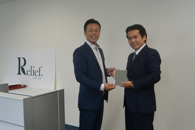 リリーフFC本部長の森下文博氏（左）と千葉ベイサイド店の笠原勝成氏（右）