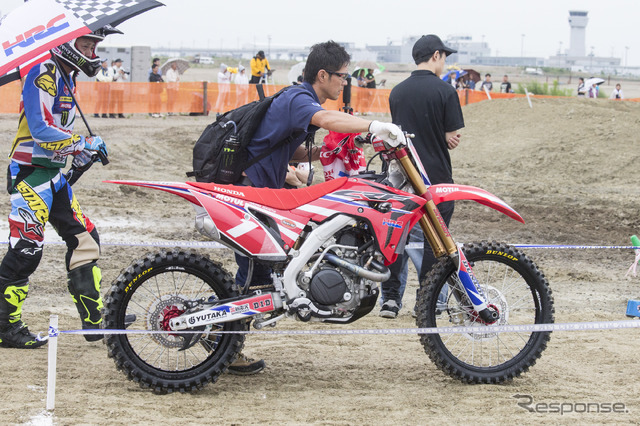 CRF450R、先行型の車両