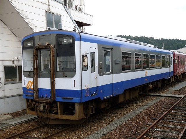 「能登ふるさと博フリーきっぷ」は金沢～穴水間の鉄道路線を利用できる。写真はのと鉄道の普通列車。