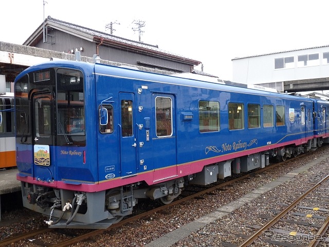 のと鉄道の観光列車『のと里山里海号』は整理券方式の「カジュアルコース」に限り利用できるが、乗車整理券を別途購入する必要がある。