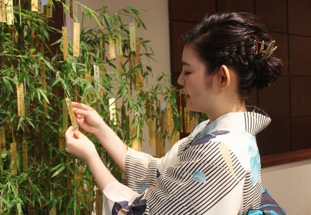 店内の笹竹には、金色の短冊がたくさん飾られている