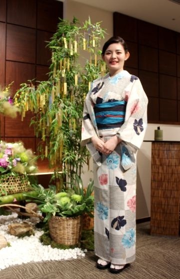 金色の短冊が飾られた笹竹の前で、写真を撮影することもできる