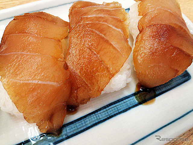 名物「べっこう寿司」(東京都大島町)