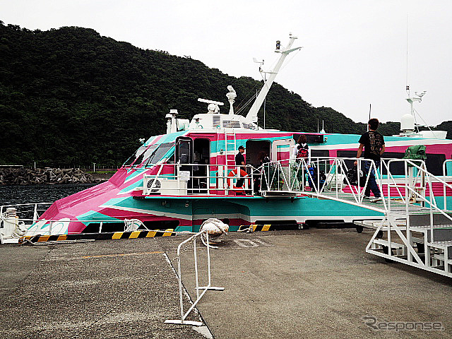 東海汽船のジェット船が発着する大島・岡田港(東京都大島町)