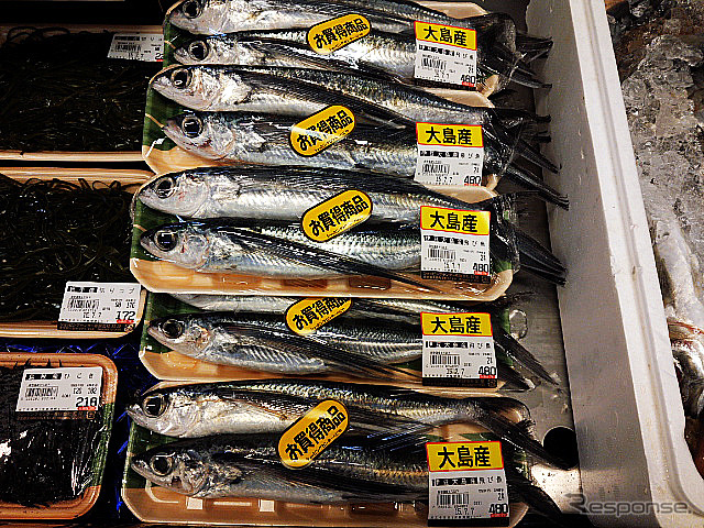 大島産の食材を見て歩くのも楽しい(東京都大島町)