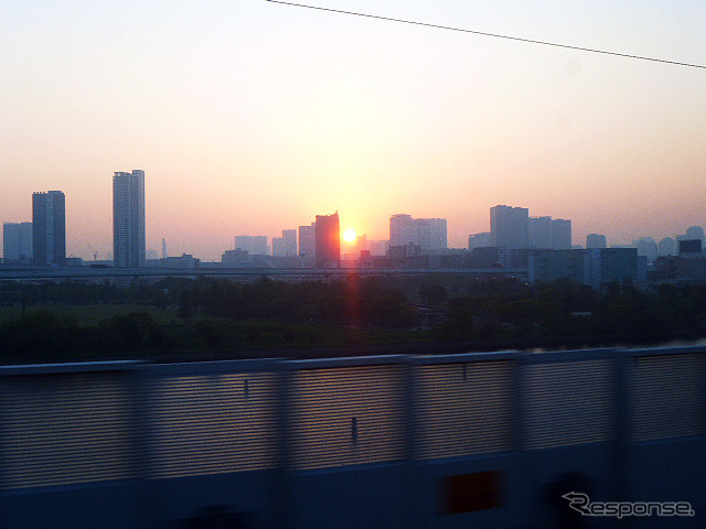 京葉線各駅停車の車内から都心の夕暮れを