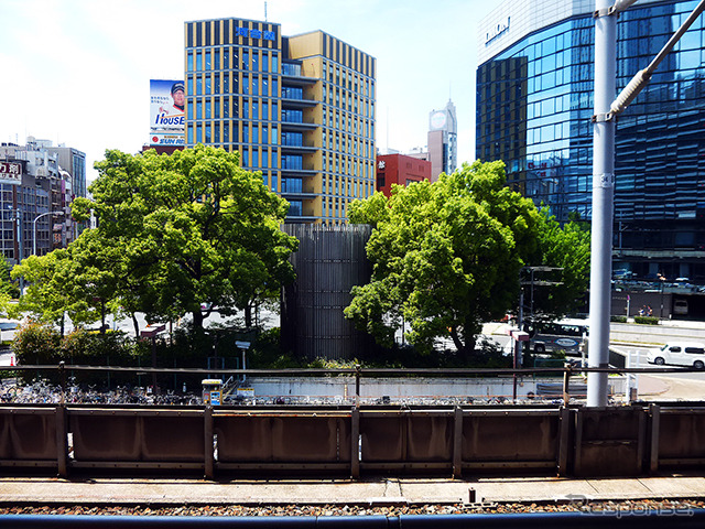 リニア中央新幹線地下ホーム設置予定地の直上に立つ（名古屋駅の新幹線ホームから）