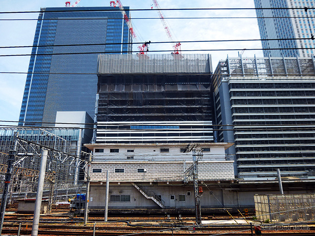 リニア中央新幹線地下ホーム設置予定地の直上に立つ(名古屋駅の新幹線ホームから)