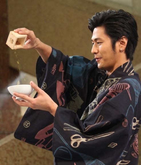 速水もこみちが、ふりかけを白ご飯にかけているところ