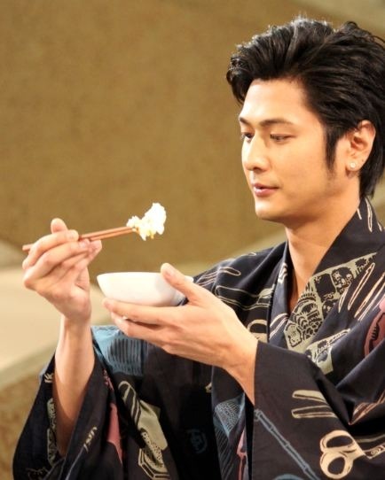 速水もこみちが、ふりかけをかけた白ご飯を食べようとしているところ