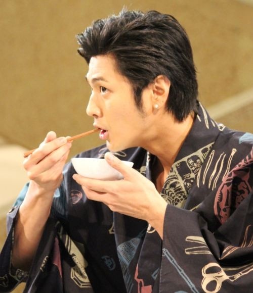 速水もこみちが、ふりかけご飯を食べているところ