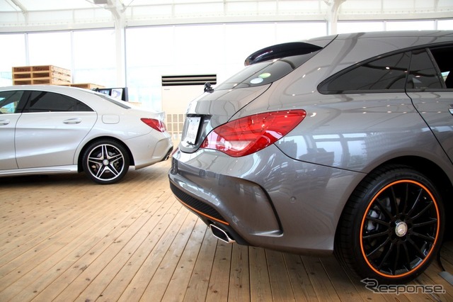 メルセデスベンツ CLA250シューティングブレークオレンジアートエディション(手前)とメルセデスベンツ CLA(奥)