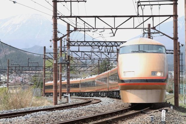 金色に塗られた100系「日光詣スペーシア」。7月18日からは2編成目も登場し、JR線直通列車で運用される。