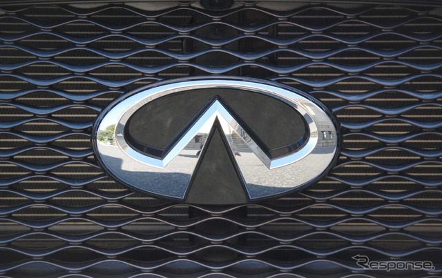 日産 フーガハイブリッド の「インフィニティ」エンブレム