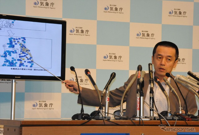 早朝に会見する長谷川洋平地震津波監視課長(10日・気象庁)