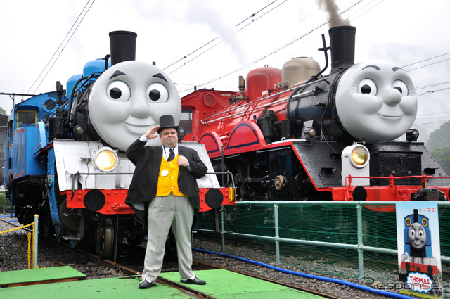 トーマス号とジェームス号の前でポーズをとるトップハム・ハット卿
