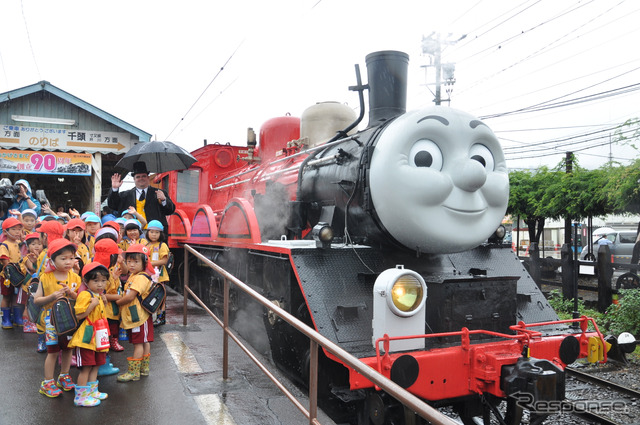 トーマス号との連結を待つジェームス号と園児ら