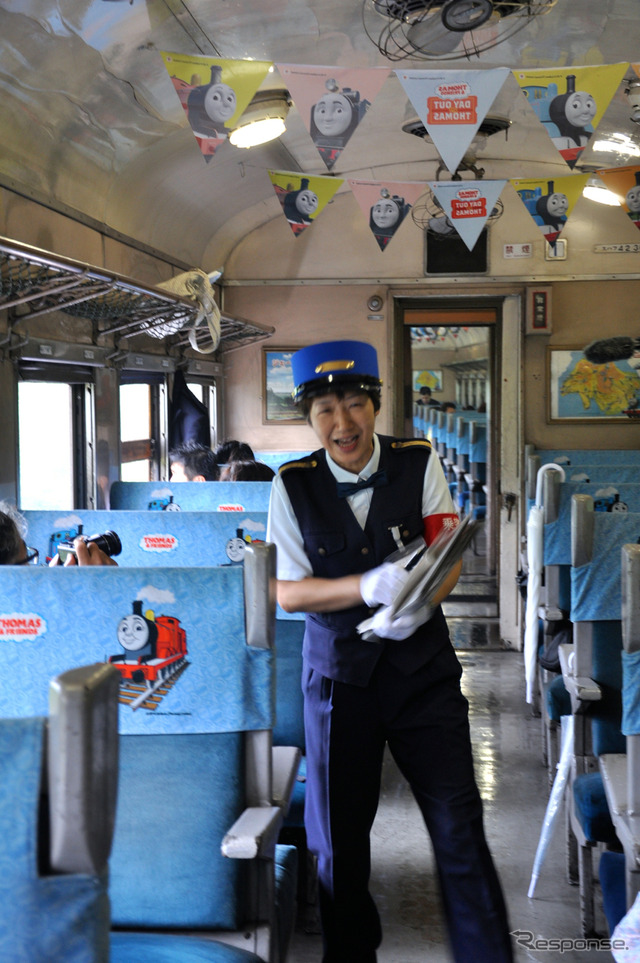 車内では車掌による歌やハーモニカの演奏が報道陣を含む乗客を楽しませた