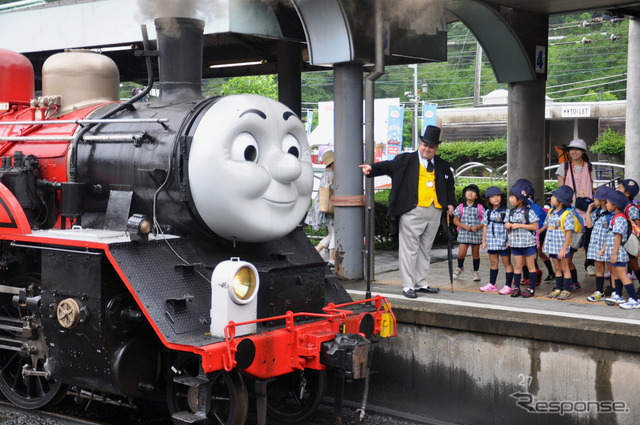 終点・千頭駅のホームにたたずむジェームス号とトップハム・ハット卿、園児ら