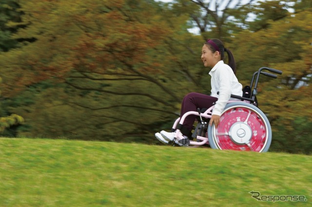 ヤマハ発動機 子ども向け車いす用電動アシストユニット「JWX-2」（20インチ仕様）