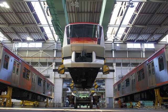 検査のためクレーンで台車から外される車体。9月27日の「電車まつり」では車体つり上げ作業も見られる。