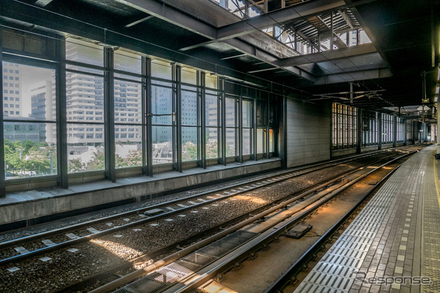 札幌駅構内の北側にはホームのない11番線(奧)が延びるが、ここに在来線ホームを増設することで、列車減をある程度カバーできるような印象もあるが。