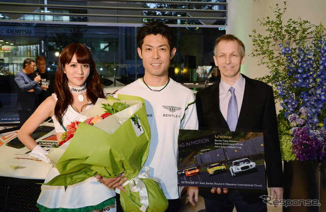 澤圭太選手とティム・マッキンレー代表（右）、石川彩夏さん