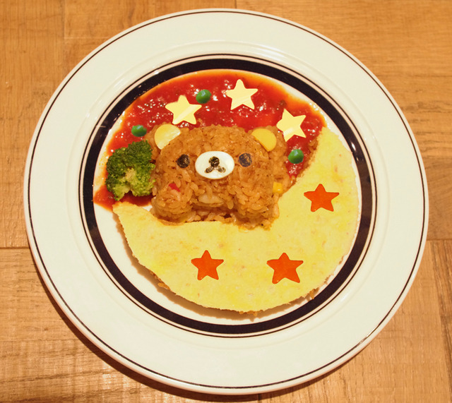 ダイニング恵比寿店「お月さまでリラックス ジャンバラヤ」 (C)2015 San-X Co., Ltd. All Rights Reserved.