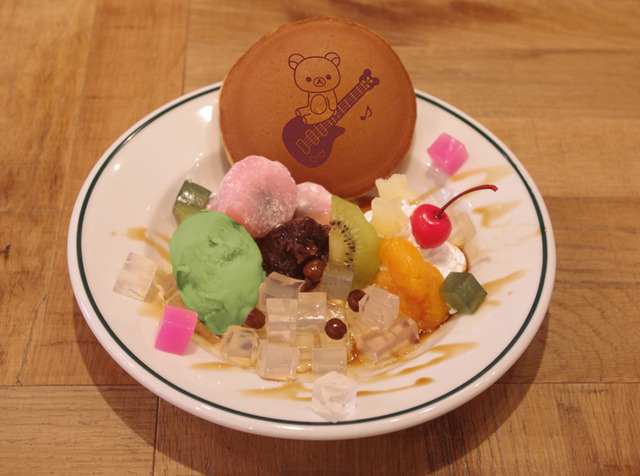 表参道店「だららんあんみつ風どら焼き」 (C)2015 San-X Co., Ltd. All Rights Reserved.