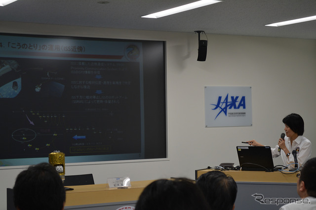集まった報道陣に「こうのとり」の概要等を説明する松浦リードフライトディレクタ