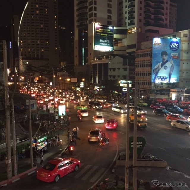 タイの市内は夜でも大渋滞