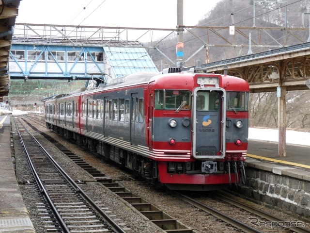 「長野~日本海ひすいラインフリーきっぷ」は長野~妙高高原~直江津~市振間の普通列車が2日間に限り自由に乗り降りできる。写真は北しなの線の列車。