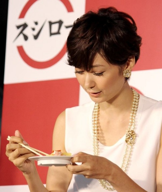 田丸麻紀が、「クレープすし(甘えび)」を食べようとしているところ