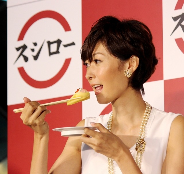田丸麻紀が、「クレープすし(甘えび)」を食べようとしているところ
