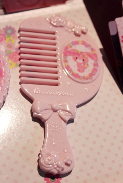 女の子向けの景品「ぼんぼんリボン(コーム)」