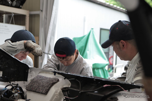 車両製作を行う凄腕技能養成部メンバー