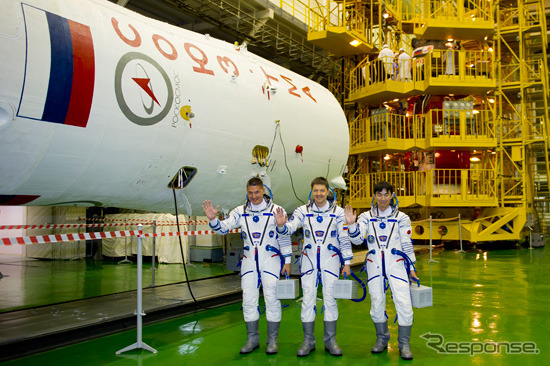 ソユーズ宇宙船の確認を終えた油井宇宙飛行士ら