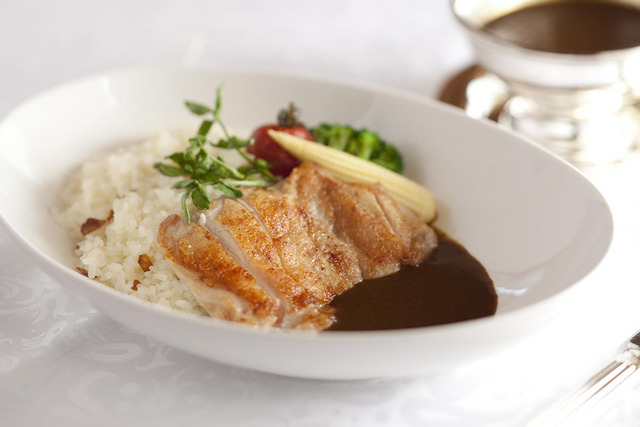 岩手県産いわい鶏モモ肉のカリー ガーリックライスと共に 2,900円