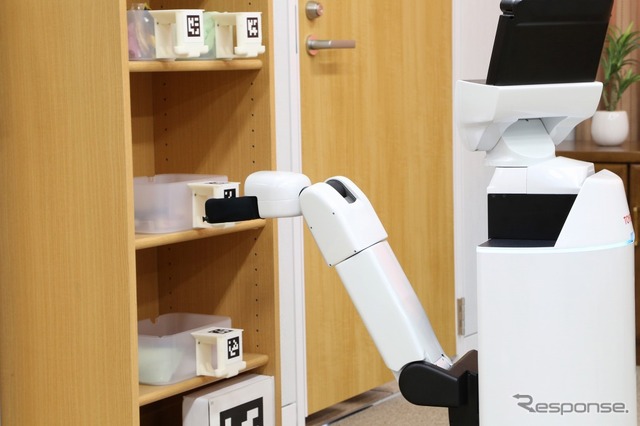 トヨタ自動車が開発した生活支援ロボット(HSR)