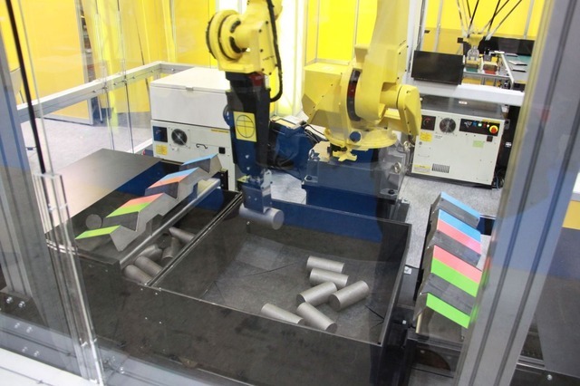 画像認識によりバラ積みの部品もしっかりつかむロボット