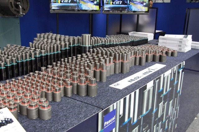 窒素ガスによるガススプリング。プレス機のスプリングに最適