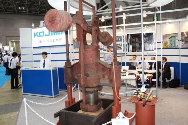 大昔のプレス機。醤油工場で使われていたらしい。油圧ではなく水圧