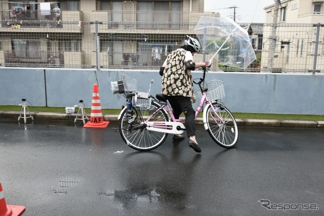 傘を差して片手での運転