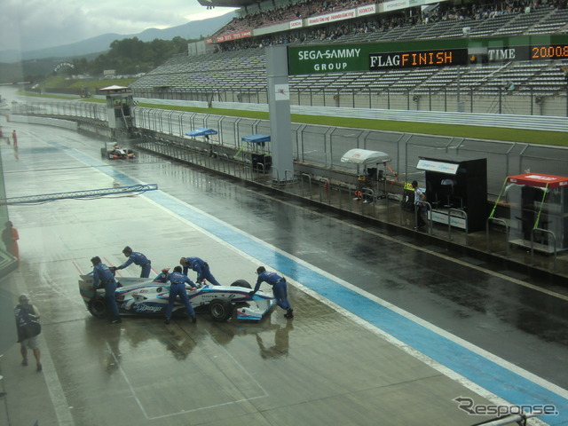SF富士戦の予選日は雨量が変化し続けるうえに、風が強いコンディションだった。