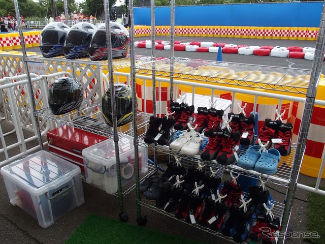 ヘルメットやブーツはサイズごとに準備されている