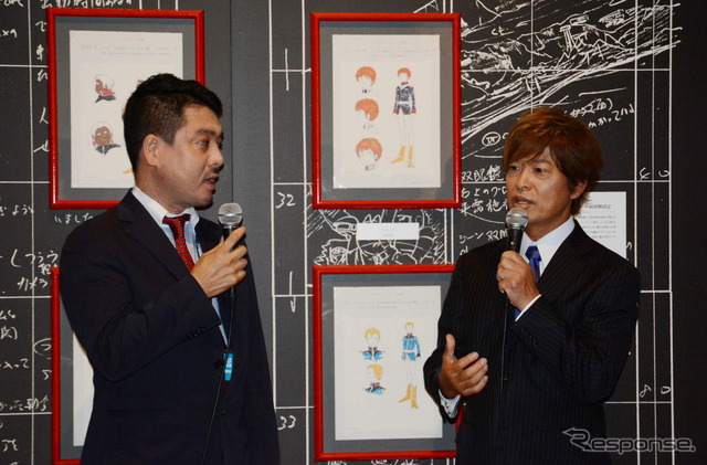 安彦氏のキャラクター初期案の前で。佐々木マネージャー(左)と古谷さん