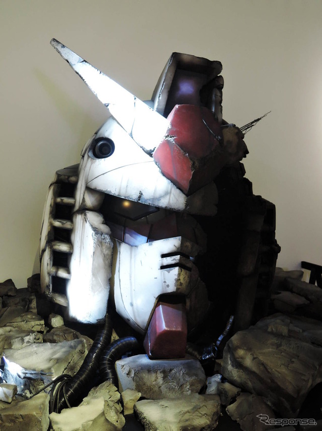 ジオングに吹き飛ばされ、ア・バオア・クーのどこかに転がったガンダム頭部