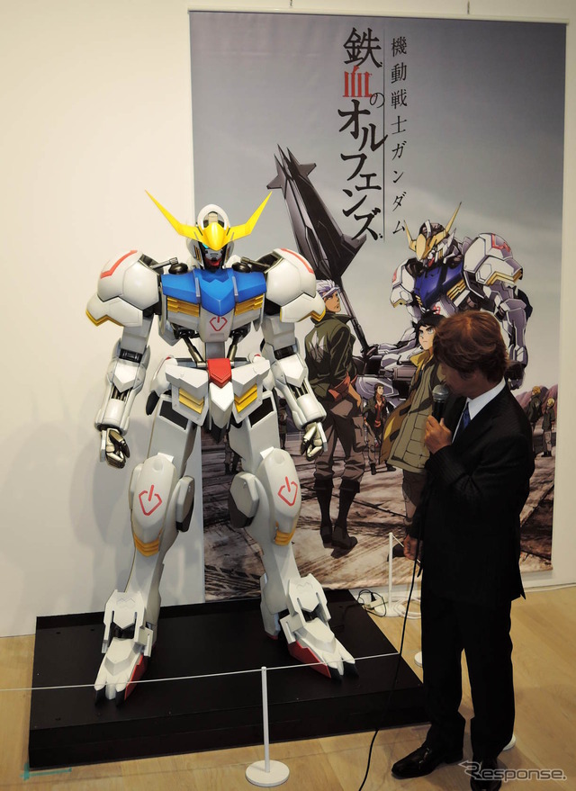 2015年10月にスタートする新作アニメ「機動戦士ガンダム 鉄血のオルフェンズ」の立像と古谷さん